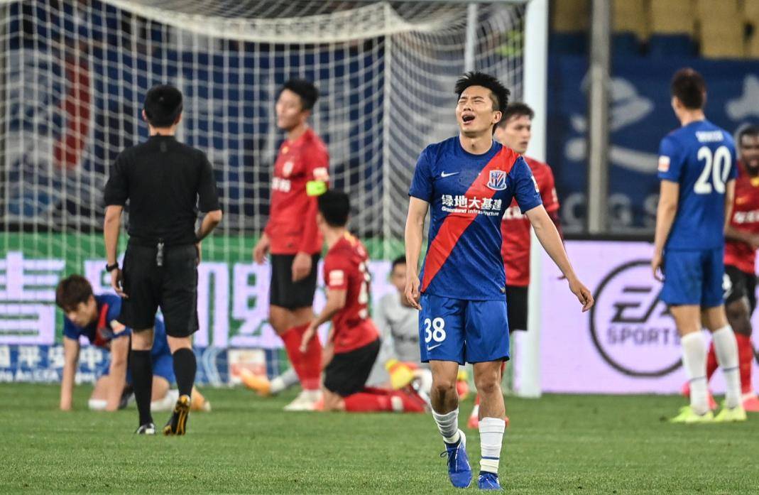 鲁能队员表现出色，保持不败记录