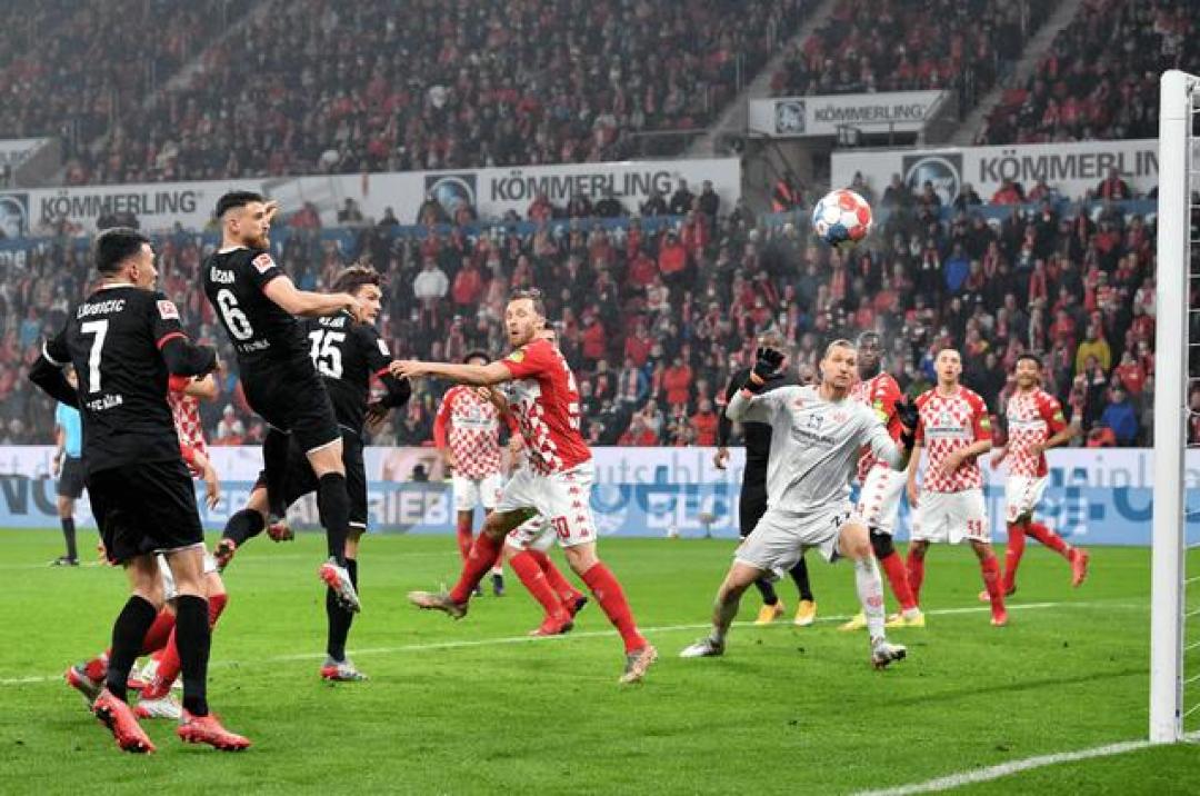 包含沃尔夫斯堡战胜法兰克福，保持不败纪录的词条