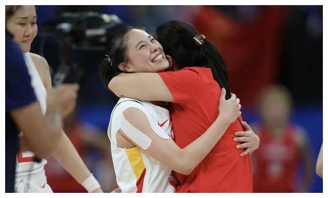 关于球迷热情高涨，篮球明星魅力无限的信息