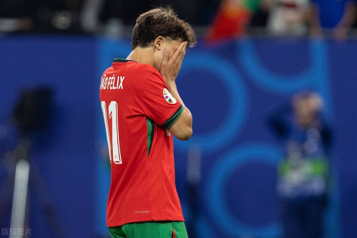 C罗重伤倒地，本菲卡全队围拢祈祷，场面感人的简单介绍