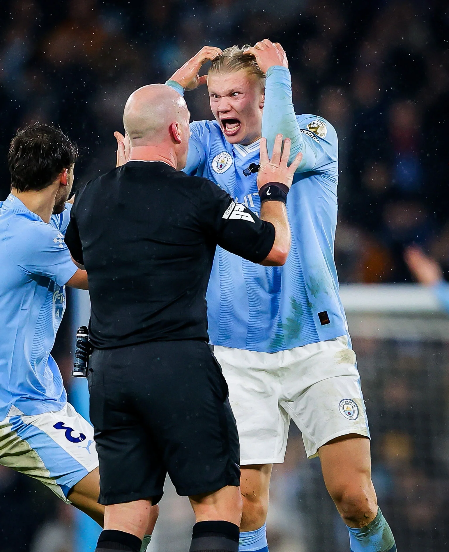 哈兰德回归赛场，比分优势明显首场状态亮眼，老鹰观众沸腾！的简单介绍