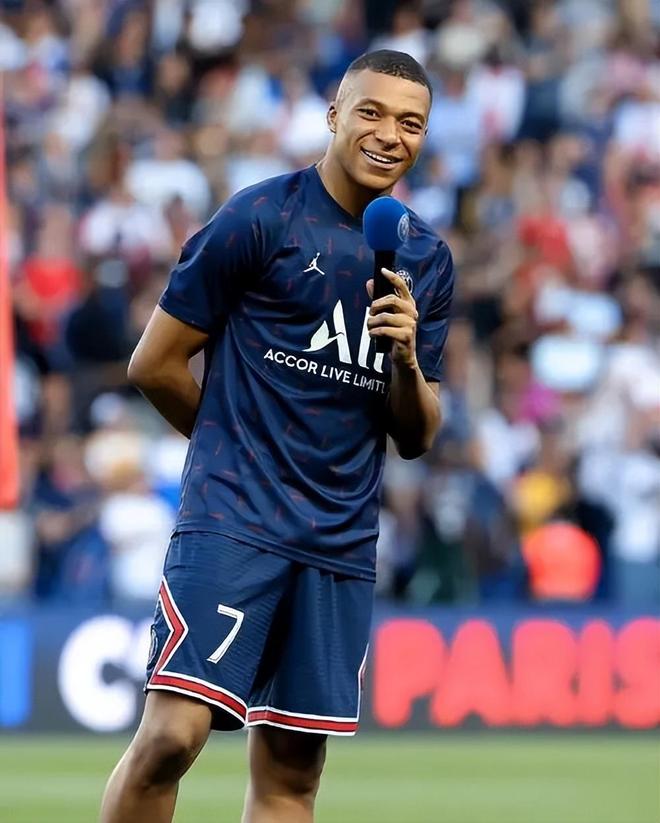 关于姆巴佩在曼联比赛中突破纪录，挺进下一轮引发热议！的信息